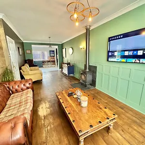 https://5-bedroom-house-large-garden-with-hot-tub-sleeps-11.bournemouth-hotels.org